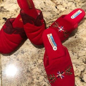 Retro/Vintage Vibrant Red  Lot Of 2 Women's Slippers with Floral Design -New